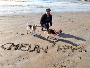 marie-hélène avec douna et un chien croisé beagle à la plage derrière cheun'apan écrit sur le sable