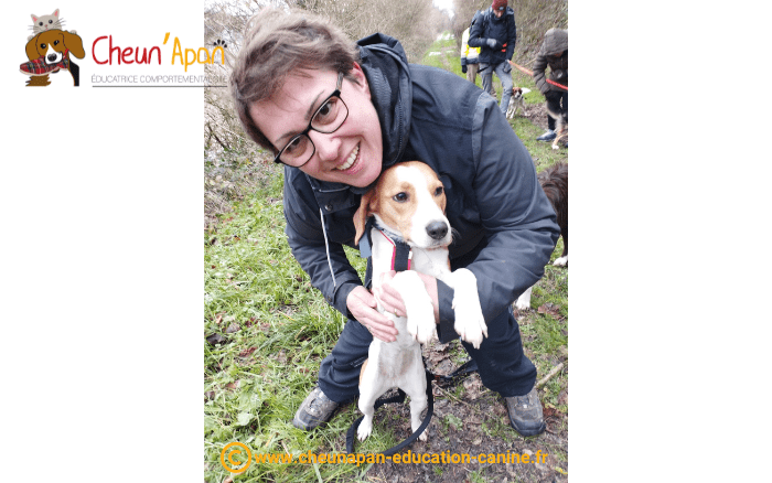chien beagle faisant un calin à marie-hélène, éducatrice comportementaliste, gérante de cheun'apan, lors de la cani-randonnée de berneuil le 22 janvier 2023